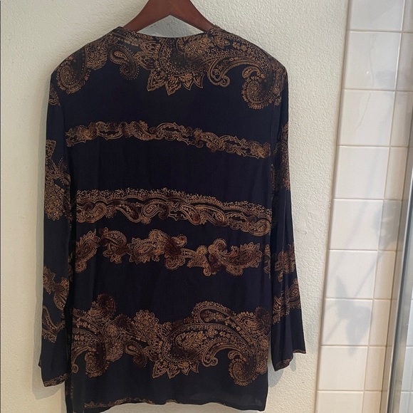 Solitaire Black and Gold Patterned Top - Picture 8 of 10